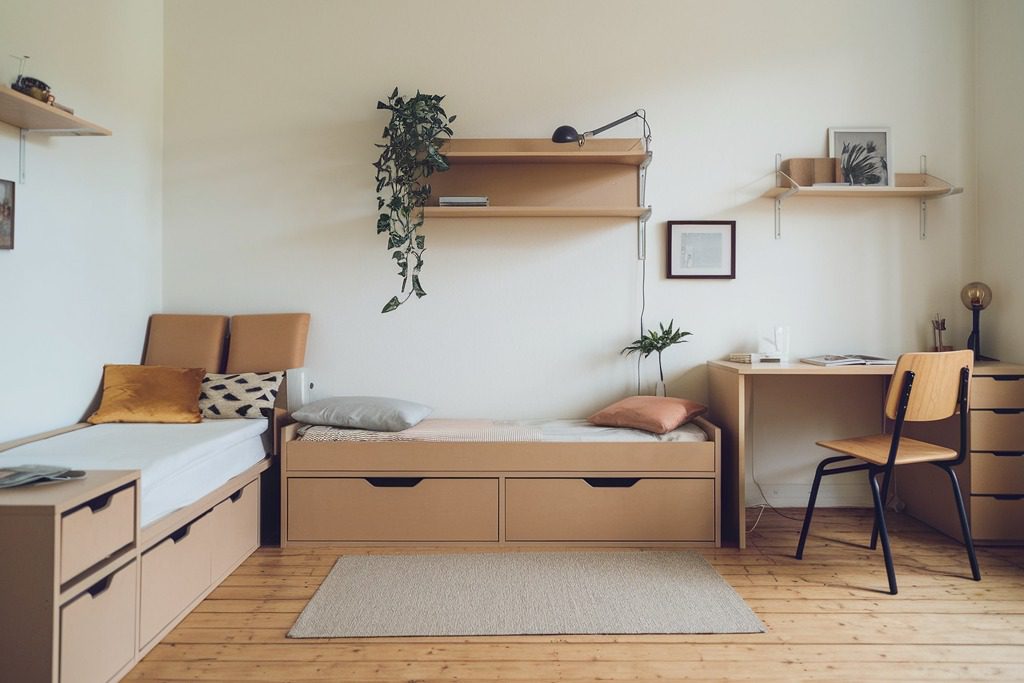 Studentenkamer opberging onder het bed